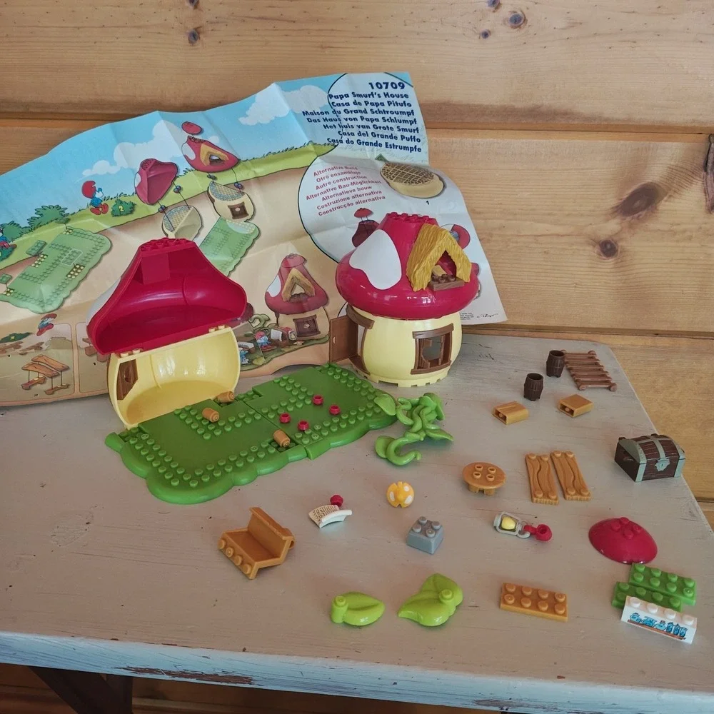 2010 MEGA BLOKS Papa Smurf's House 10709 Incomplete [Missing Figures] B2